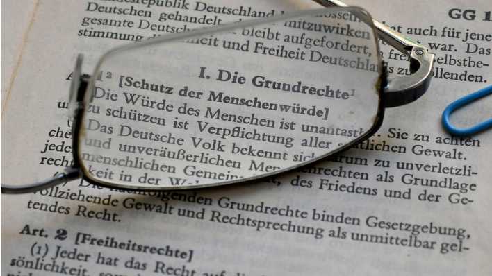 Artikel 1 des Grundgesetzes zur Unantastbarkeit der Menschenwürde (Bild: picture alliance/Winfried Rothermel)