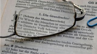 Artikel 1 des Grundgesetzes zur Unantastbarkeit der Menschenwürde (Bild: picture alliance/Winfried Rothermel)