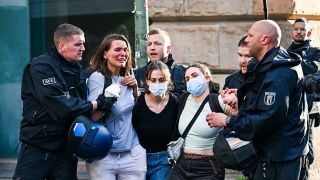 Die pro-palästinensischen Besetzer des Instituts für Sozialwissenschaften der Berliner Humboldt-Universität (HU) verlassen mit Polizeibegleitung das Gebäude.