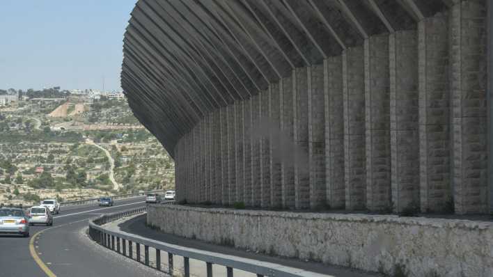 Eine Mauer an der Straße von Hebron nach Jerusalem.