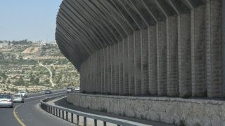 Eine Mauer an der Straße von Hebron nach Jerusalem.