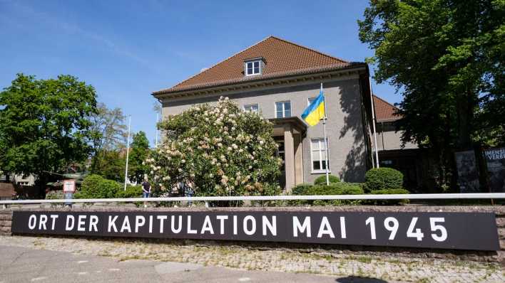 "Ort der Kapitulation Mai 1945" steht auf einer Mauer vor dem Museum Berlin-Karlshorst