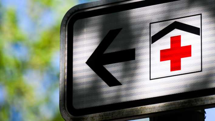 Ein Schild weist den Weg zu einem Krankenhaus.