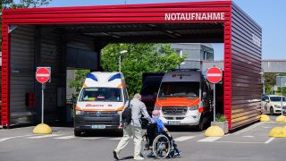 Rettungswagen stehen an der Notaufnahme der Medizinischen Hochschule Hannover MHH.