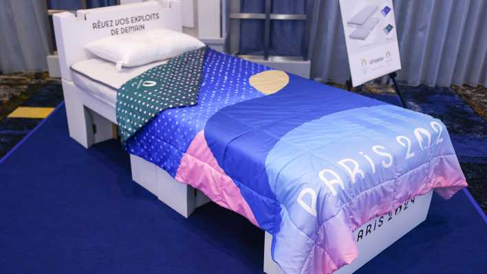 Der Prototyp des Athletenbettes aus Karton für das Olympische Dorf in Paris 2024.