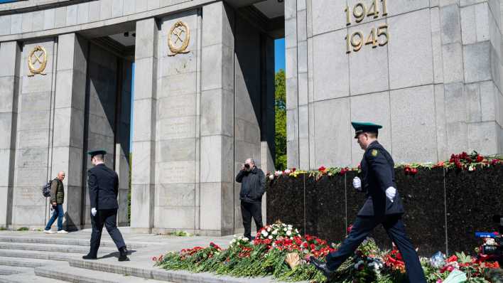 Russische Wachsoldaten in Uniform am Tag des Sieges vor dem Sowjetischen Ehrenmal i