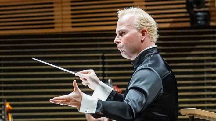 ARCHIV, 24.2.2024: Dirigent Yannick Nézet-Séguin (Bild: picture alliance/ASSOCIATED PRESS/Bebeto Matthews)