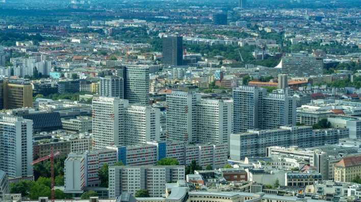Panoarama der Skyline von Berlin - Wohnhäuser in der Leipziger (Berlin: picture alliance / imageBROKER | Karl-Heinz Spremberg)Straße
