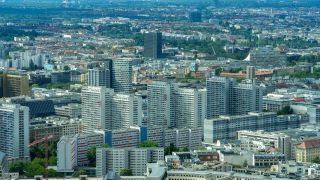 Panoarama der Skyline von Berlin - Wohnhäuser in der Leipziger (Berlin: picture alliance / imageBROKER | Karl-Heinz Spremberg)Straße