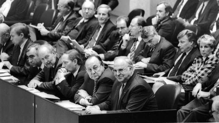 Die Abgeordneten von Bundestag und DDR-Volkskammer sind im Reichstag zusammen gekommen, um die deutsche Wiedervereinigung zu besiegeln (Bild: picture alliance/zb/Paul Glaser)