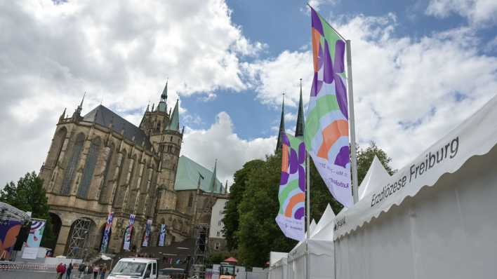 Die Aufbauarbeiten für den Katholikentag in der Innenstadt vor dem Erfurter Dom sind in vollem Gange (Bild: picture alliance/dpa/Heiko Rebsch)