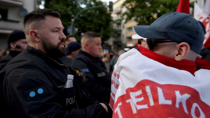 Teilnehmer der "Revolutionären 1. Mai Demonstration" stehen in Berlin Einsatzkräften der Polizei gegenüber (Bild: picture alliance/dpa/Hannes Albert)