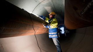 Die Baustelle eines 65 Meter langen Fernwärmetunnels unter der Seydelstraße in Berlin-Mitte im Jahr 2011 (Bild: picture alliance/Caro/Heinrich)