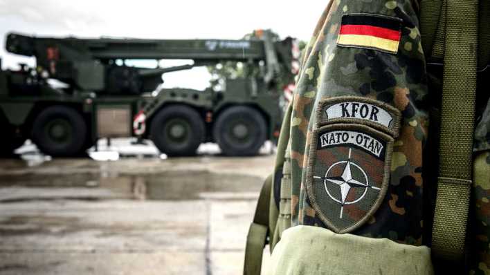 "KFOR Nato-Otan" steht auf dem Ärmelabzeichen einer Bundeswehrsoldatin der deutschen Kfor (Bild: picture alliance/dpa | Sina Schuldt)