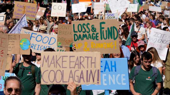Demonstranten beim 13. Globalen Klimastreik von Fridays for Future im September 2023 vor dem Brandenburger Tor (Bild: picture alliance/Geisler-Fotopress/Bernd Elmenthaler)