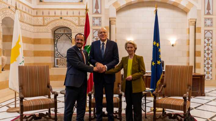 Der libanesische Ministerpräsident Nadschib Mikati (M.), empfängt den zypriotischen Präsidenten Nikos Christodoulidis (l.), und die Präsidentin der Europäischen Kommission Ursula von der Leyen (Bild: picture alliance/dpa/AP/Hassan Ammar)