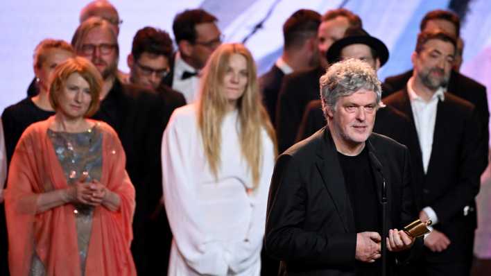 Das Team vom Film "Sterben" um Regisseur Matthias Glasner (vorn) freut sich bei der Verleihung des Deutschen Filmpreises über die Lola in Gold.