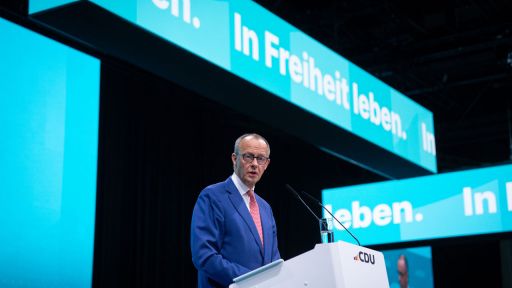Friedrich Merz, Vorsitzender der CDU, bei seiner Rede zum Grundsatzprogramm auf dem CDU-Parteitag in Berlin (Bild: picture alliance/Flashpic/Jens Krick)