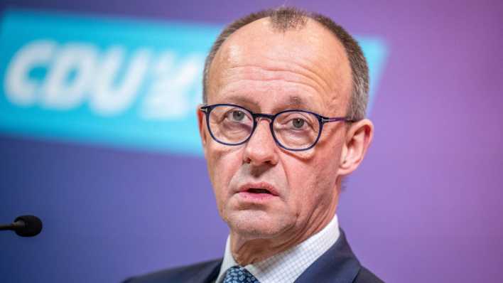 Friedrich Merz, CDU-Bundesvorsitzender und Fraktionsvorsitzender der CDU/CSU-Fraktion im Bundestag bei einem Pressestatement (Bild: picture alliance/dpa/Michael Kappeler)