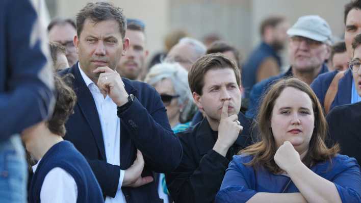 Lars Klingbeil (l.), SPD-Bundesvorsitzender, Kevin Kühnert (M.), SPD-Generalsekretär, und Ricarda Lang (rechts), Bundesvorsitzende der Grünen, nehmen nach dem Angriff auf den SPD-Europaabgeordneten Matthias Ecke vor dem Brandenburger Tor an einer Solidaritätskundgebung teil (Bild: picture alliance/dpa/Jörg Carstensen)