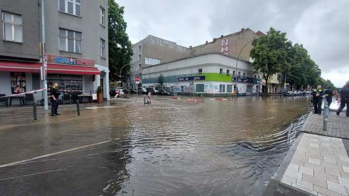 Wegen eines Wasserrohrbruchs in Berlin-Neukölln ist ein Teil der Sonnenallee gesperrt worden.