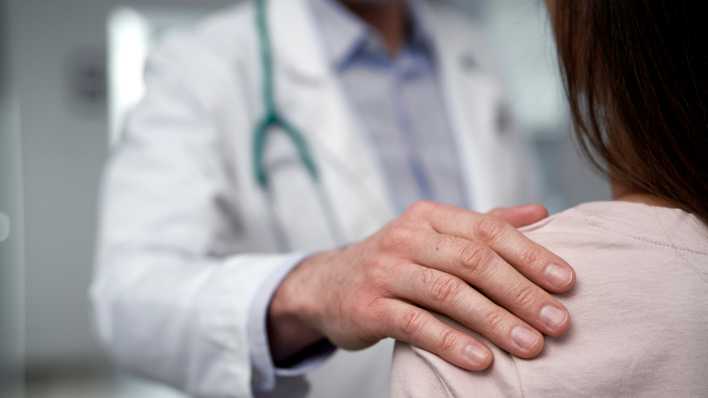 Symbolfoto: Ein Arzt tröstet eine Patientin