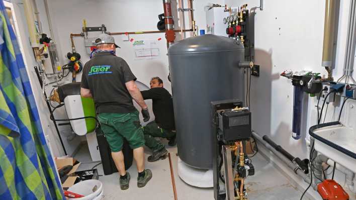 Heizungsbauer beim Einbau einer Wärmepumpe (Bild: picture alliance/SVEN SIMON/Frank Hoermann)
