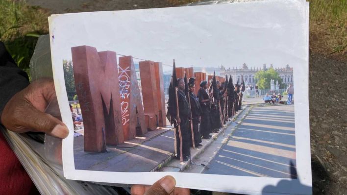 Künstlerischer Protestmarsch 2005 in Berlin auf dem Schlossplatz mit Herrn Mboro (Bild: rbb/Wolf Siebert)