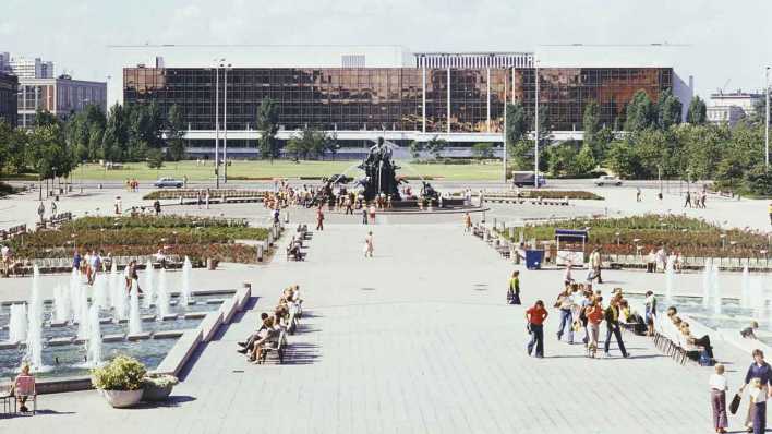 Blick über das Marx-Engels-Forum auf den Palast der Republik (Bild: Harry Hirschfeld, Deutsches Historisches Museums, digitale Reproduktion: Stiftung Humboldt Forum im Berliner Schloss)