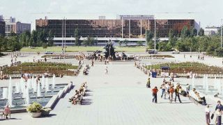 Blick über das Marx-Engels-Forum auf den Palast der Republik (Bild: Harry Hirschfeld, Deutsches Historisches Museums, digitale Reproduktion: Stiftung Humboldt Forum im Berliner Schloss)