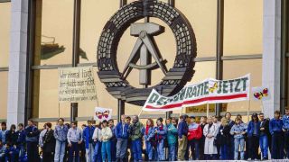 Demonstrierende am 04.11.1989 vor dem Palast der Republik (Bild: bpk / Bundesstiftung zur Aufarbeitung der SED Diktatur / Klaus Mehner)