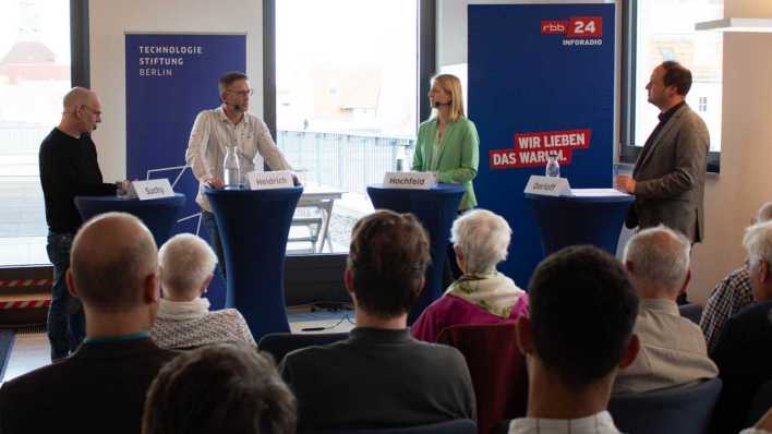 Forum Wissenswerte mit Oliver Suchy, Daniel Heidrich, Katharina Hochfeld und Axel Dorloff (Bild: Technologiestiftung Berlin/Michael Scherer)