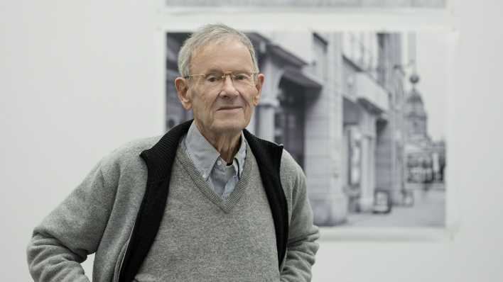 Portrait des Fotografen Michael Ruetz vor seinen Bildern in der Akademie der Künste in Berlin Portrait des Fotografen Michael Ruetz vor seinen Bildern in der Akademie der Künste in Berlin