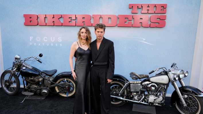 Die Schauspieler Jodie Comer und Austin Butler posieren gemeinsam bei der Filmpremiere von "The Bikeriders" in Los Angeles. (Bild: picture alliance/Chris Pizzello/Invision/AP/Chris Pizzello)