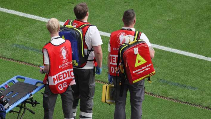 Sanitäter des DRK stehen am Spielfeldrand bei einem EM-Spiel bereit.