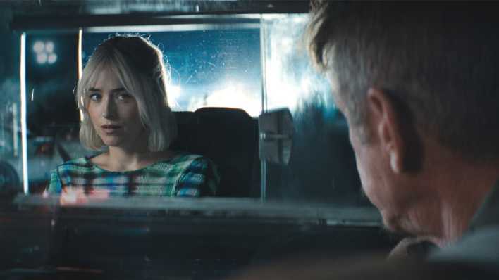 Szene aus dem Film "Daddio", Dakota Johnson und Sean Penn sitzen im Taxi.