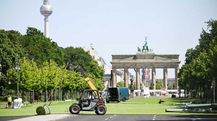 Vorbereitungen auf der Fanzone mit Public Viewing für die Fußball-Europameisterschaft