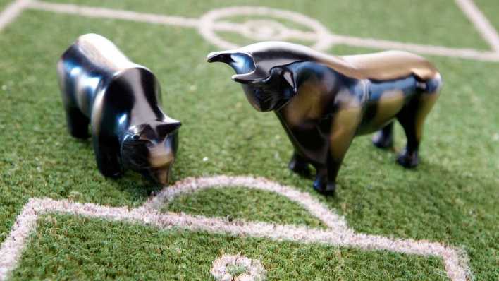 Symbolbild: Fußball und Finanzmarkt (Bild: picture-alliance/EB-Stock)