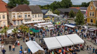Menschen laufen beim Spreewälder Gurkentag in Golßen über den Markt. (Bild: picture alliance/dpa/Frank Hammerschmidt)