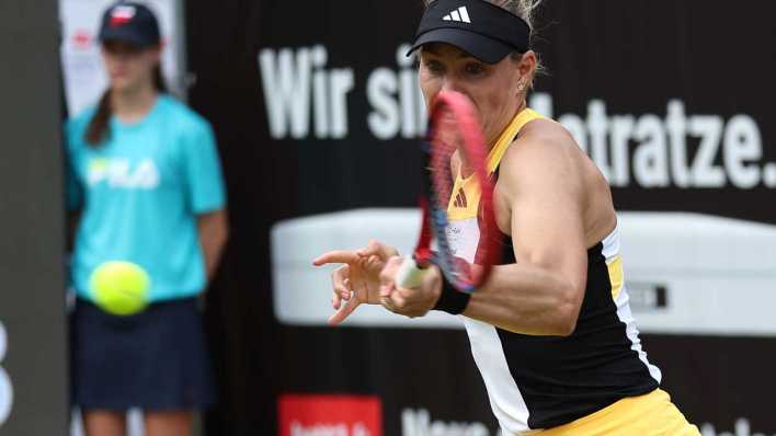 18.6.2024: Angelique Kerber retourniert einen Ball (Bild: picture alliance / Andreas Gora | Andreas Gora)