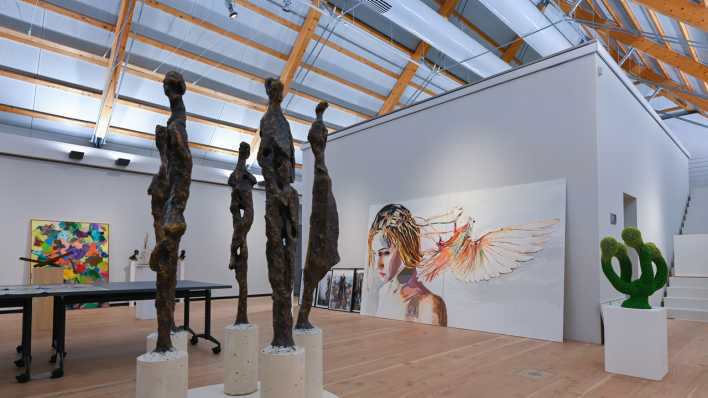 Werke des Wettbewerbs zum Brandenburgischen Kunstpreis sind in der Ausstellung in Schloss Neuhardenberg zu sehen. Verschiedene Werke des Wettbewerbs zum Brandenburgischen Kunstpreis sind in der Ausstellungshalle der Stiftung Schloss Neuhardenberg zu sehen