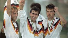 Die deutschen Nationalspieler (l-r) Andreas Brehme, Pierre Littbarski und Lothar Matthäus jubeln nach dem Finalsieg gegen Argentinien bei der Fußball-Weltmeisterschaft im Olympiastadion 1990.. Die deutschen Nationalspieler (l-r) Andreas Brehme, Pierre Littbarski und Lothar Matthäus jubeln nach dem Finalsieg gegen Argentinien bei der Fußball-Weltmeisterschaft im Olympiastadion 1990..