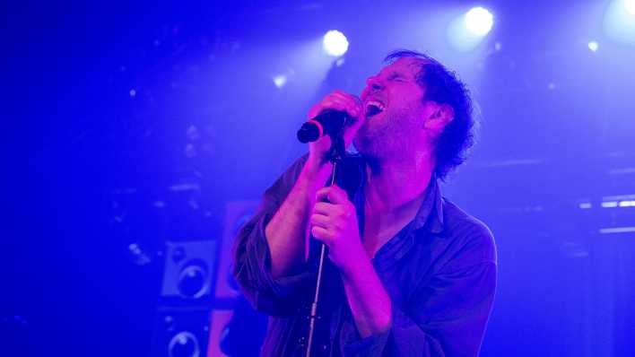 Sänger Marco Michael der österreichischen Band Wanda beim Konzert der "Ende nie"-Tour in Ulm.