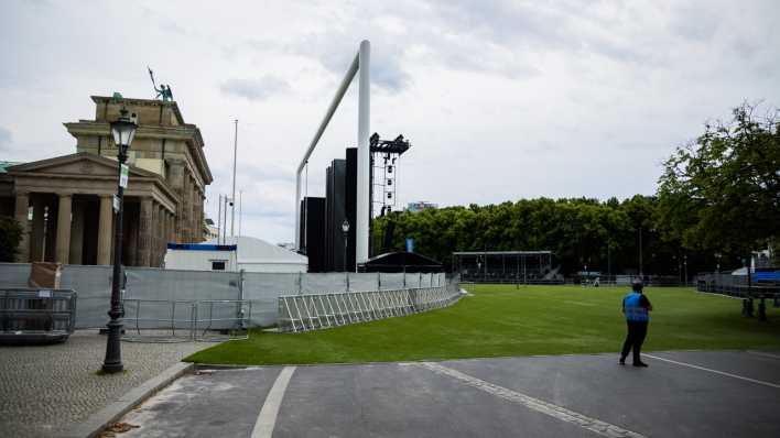 Die Fanmeile vor dem Brandenburger Tor ist aufgrund eines bevorstehenden Unwetters geschlossen.
