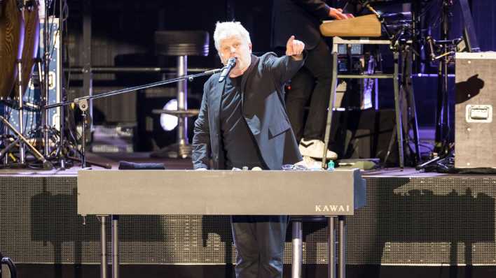 ARCHIV: Herbert Grönemeyer während eines Konzertes in der Berliner Waldbühne