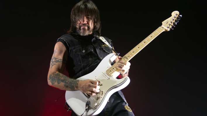 Juanes mit Gitarre auf "Europa Tour 2024" in der Berliner Uber Eats Music Hall (Bild: picture alliance / PIC ONE | Christian Behring)