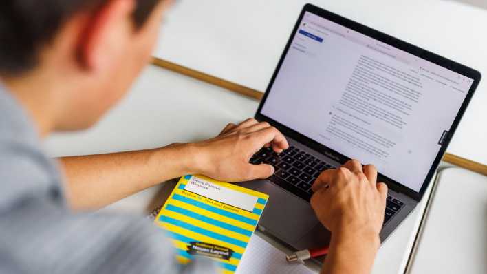 Ein Schüler eines Gymnasiums sitzt vor einem Laptop und benutzt ein KI-Tool (Bild: picture alliance/dpa/Philipp von Ditfurth)