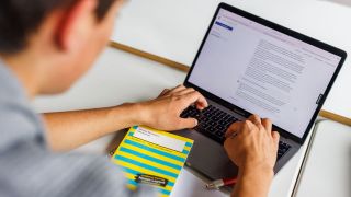 Ein Schüler eines Gymnasiums sitzt vor einem Laptop und benutzt ein KI-Tool (Bild: picture alliance/dpa/Philipp von Ditfurth)
