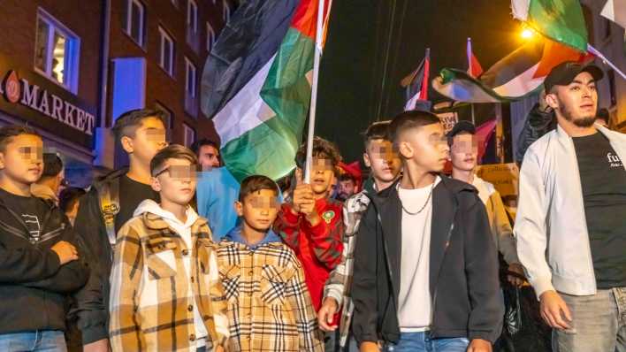 Demonstration von Pro-palästinensische Aktivisten, Kinder mit Flaggen