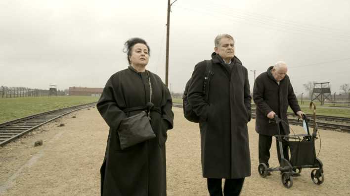 Maya Lasker-Wallfisch (l-r), Kai Höss und Hans Jürgen Höss in einer Szene des Films "Der Schatten des Kommandanten"